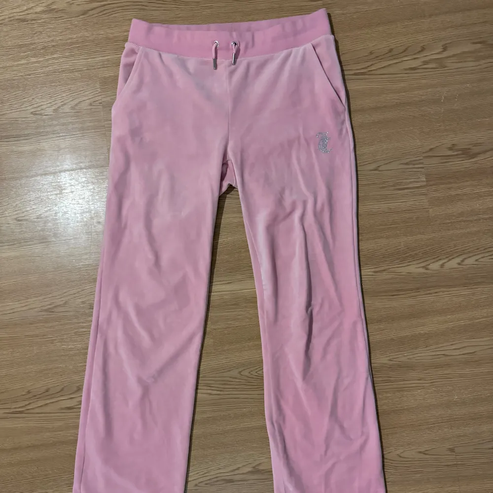 Säljer mina SUPER snygga juicy mjukisbyxor i rosa med strass då det inte är min stil och de inte kom till användning 🩷 Köpta för 1499:- och är NYSKICK! . Jeans & Byxor.