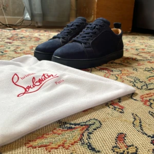 Marinblå loubs - Tja jag gör en intressekoll på ett par loubs i mycket bra skick i färgen marinblå och i storlek 43 men borde  passa 42 och 44, allt medföljer dvs. 3 dustbags, låda och kvitto. Priset är diskuterbart, skriv vid minsta lilla fundering