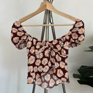 Blommig topp - SÅÅÅÅ snygg blommig topp från Bershka! Älskar denna tröja, men storleken passar inte mig. 