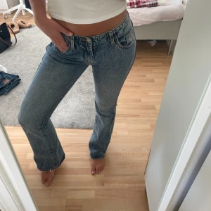 Brandy Melville jeans - Säljer dessa super snygga Brandy Melville jeans! Jag är 170 cm lång och normalt storlek 36/38.