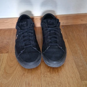 Snygga Ralhp Lauren skor. - Säljer nu mina Ralph Lauren canvas sneakers pga att dom är för små. Skick 8/10, box medföljer men kvitto finns ej. Köpte dom för 1000 kr, säljer dom för 400 kr. Har du någon fråga elr funderingar kontakta mig via dm. Mvh Anton.
