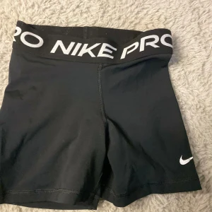Nike pro - Fina shorts som passar att ha i vardagen eller under träning💕 skit sköna! De är i bra skick ❤️🙏 säljer pga för små för mig!