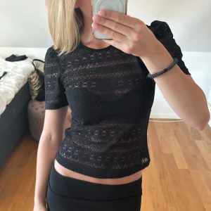 Svart spets topp - Skitsnygg svart spets topp från Vila😍Pyttelite fluff i ärmen💕 bra skick, som ny! 