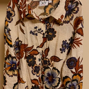 blommig skjorta med guldränder - fint skick, använts ett par gånger säljer pga för liten