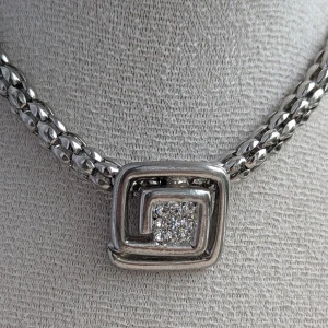 silverfärgad Halsband - Elegant Vintage halsband med strass i mycket fint skick Material ospecificerat, därför kategoriserat under 'Övrigt material  Postar inom 3 dager efter köpet  
