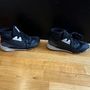 Adidas skor - Hej, nu säljer jag ett par snygga vinterskor. Dessa är endast använd en vinter med ett par andra (bra skick), inga defekter. De är varma och gosiga till och med när vatten kommer på skorna. Köpt för 1099kr på stadium. 