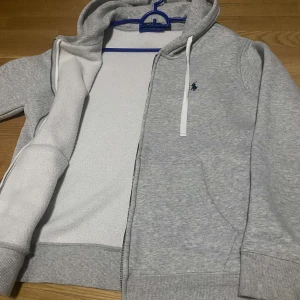 Polo Ralph Lauren - Polo zip hoodie som jag säljer nu och är perfekt för sommarkvällar och i väldigt bra skick! Det är bara att skriva vid funderingar eller liknande 