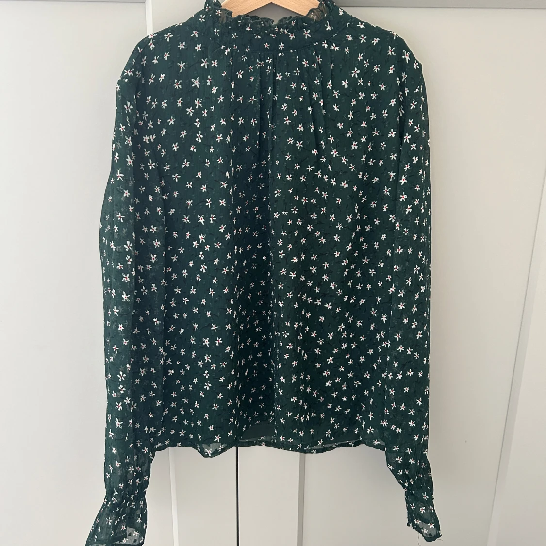 En grön blommig blus!  - 92