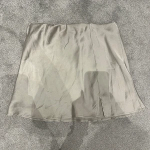 Silverkjol - Kort silverkjol, oanvänd, storlek 38 från Gina Tricot!! Lägg prisförslag, intressekoll🤍🤍