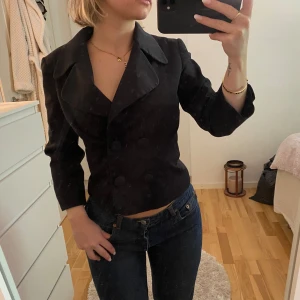 Kavaj - Kavaj med kortare ärmar. Storlek 36 från H&M.