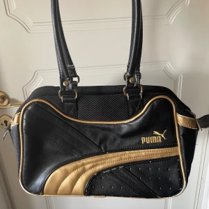 Snygg vintage puma väska - Ungefär 30-36 cm bred och 20 cm hög.  Är lite sliten och har några defekter. 
