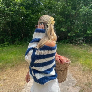 Design by si Anna olympia knit tröja  - Säljer denna super somriga stickade ull tröjan från design by si(Anna Olympia knit) strl XS/S i färgen navy💙 jätte populär tröja, nypris är 529kr ej använd helt ny med prislapp, fråga gärna frågor annars tryck på köp nu🩷 #designbysi