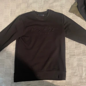 Tommy jeans sweatshirt  - Använt kanske 2 gånger för liten storlek s. 