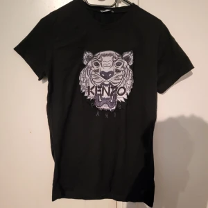 Säljer en svart Kenzo T-shirt  - Säljer en svart Kenzo T-shirt i helt ny skick 