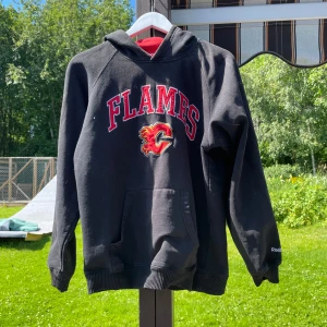 Reebok hoodie  - As fet calgary flames hoodie i storlek small i fint skick  