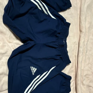 Adidas byxor - Använd ett par gånger 