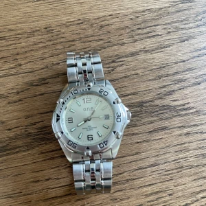  ONE klocka - Säljer denna klocka i märket one, säljer då den inte används så ofta köpte den på smycka för 3000, jag tappat bort kvittot, batteriet måste bytas men det kostar typ 200. Den är även vatten tät