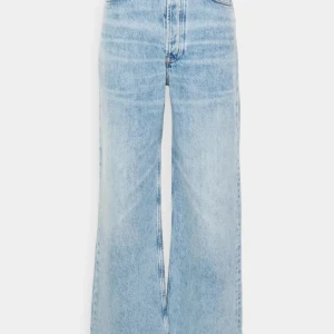 Shelly Jeans Samsoe Samsoe  - Jeans från Samsoe Samsoe i modellen Shelly.   Passar allt mellan 30-28 beroende på hur man vill att de ska sitta. Jag brukar oftast ha 28 på jeans men valde 29 då jag ville ha de mer baggy. 