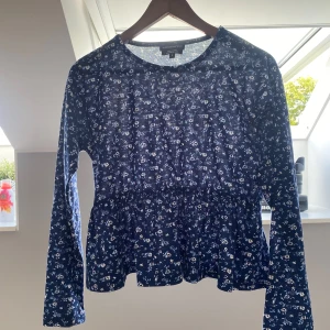 Blommig topp - Jättesöt långärmad t-shirt 😍