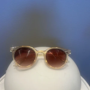 Solglasögon - Jag säljer nu dessa solglasögon från Glitter. Inte mycket använda, bra skick. Gul-brun färg på båge och glas. Jättefina men används inte längre. Perfekta nu på sommaren❤️