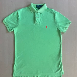 Ralph Lauren piké - Hejj! Jag säljer en ljusgrön Polo Ralph Lauren piké i underbart skick för bara 199 kr!! Perfekt för våren och sommaren med sin ljusgröna färg. Den har INGA defekter och är i PERFEKT skick!!! Priset är inte hugget i sten. Mvh Carl!!
