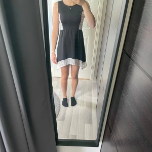 Klänning med vita detaljer✨ - Har aldrig använd, men köpt begagnad. Säljer då den är för kort för mig.