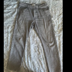 Jack & Jones jeans - Stiliga jeans från Jack & Jones - Skick 910 sparsamt använda - Storlek 32/30 | Nypris 500kr - Mitt pris 200kr | Har du några funderingar är det bara att skriva 💬