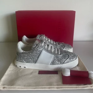 Valentino flycrew skor - OBS: INGA BYTEN | Extremt snygga Valentino flycrew skor | Storlek: 37 (passar 0,5 - 1 storlek större) | Skick: 9,5/10 med alla nitar kvar | Box, dustbags, extra snören och valentino-kort tillkommer! | Skriv gärna vid funderingar!