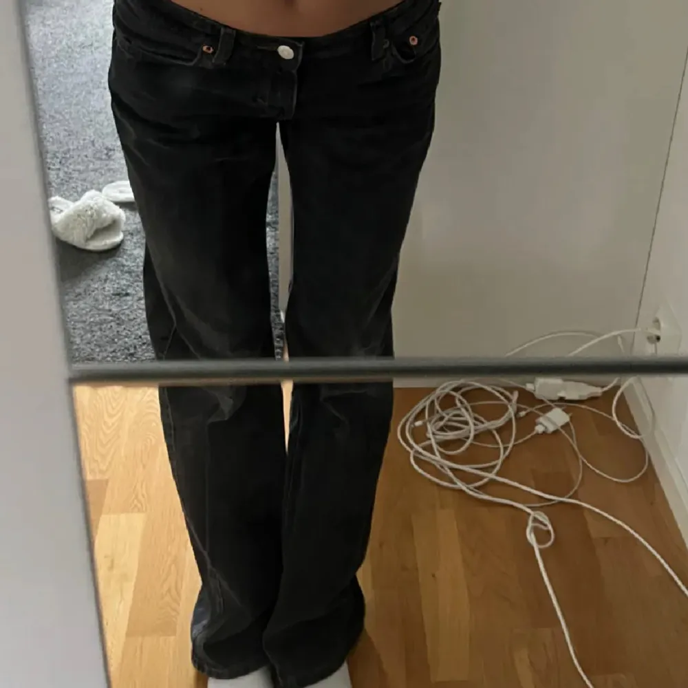 Säljer ett par jättesnygga svarta low jeans från Weekday!!!. Jeans & Byxor.