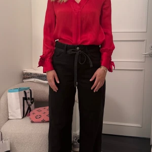 Röd siden blus  - Så fin röd siden blus som knappt är använd,  det är mulberry silk. Storlek M som också passar s 👚🥰