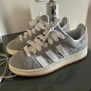 Adidas Campus - Säljer mina campus då de inte kommer till användning. Har används en gång på ett bröllop så skicket är 9/10. Hör av dig vid intresse eller om du har fler frågor🤗