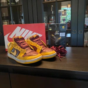 NIKE DUNK skor för män( storlek 42) - Nike dunk skor storlek, 42 Passar även 43. Färg vinröd/gul. Du som köper får även med CREASE GUARDS aldrig använda. Priset går diskuteras. (Originalpris från Nike 1250kr)