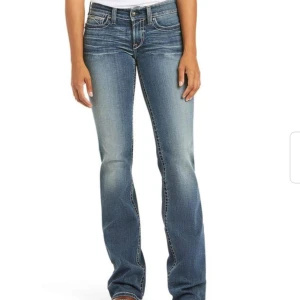 Supersnygga lowwaist jeans  - Super snygga helt nya lågmidjade jeans! W27,L34 Säljer då dem är för små! Nypris 900kr säljer för 600kr💗säljer även ett par i W28! Nästan identiska som på första bilden!