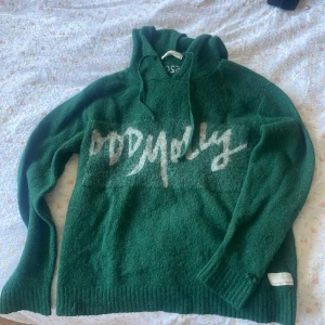 Stickad hoodie Odd Molly - En grön ull hoodie från Odd Molly i stl M. Tecken på användning men absolut inte sliten. Superfin till hösten/vintern🤍
