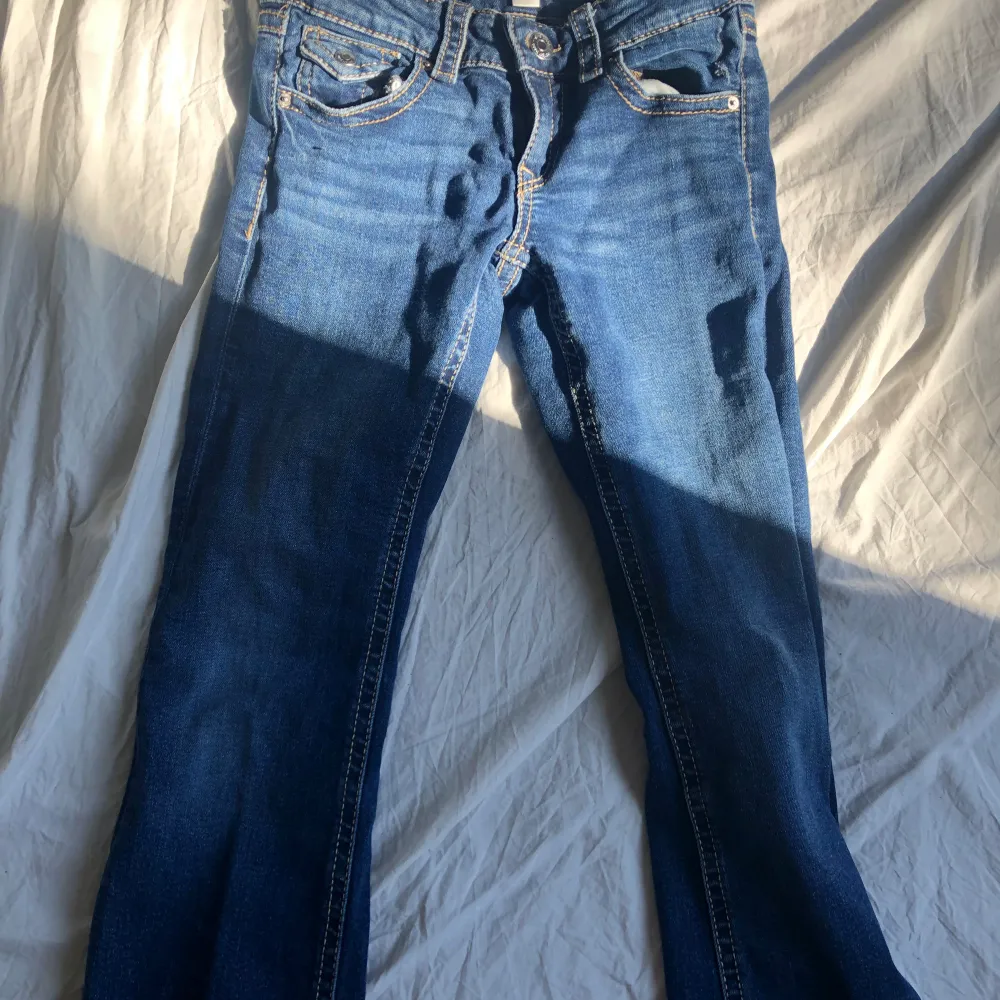 Gina tricot jeans !! Säljer då jag har växt ur dom . Jätte fin färg och fina knappar där bak !! Inga fläckar eller hål .. Jeans & Byxor.