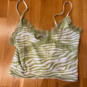 Zebratopp - Säljer denna zebratopp jag köpt på new yorker för några år sedan, inte kommit till användning mer än 1 gång tror jag så fortfarande väldigt bra skick! Den är i storlek xs. Tveka inte att höra av er vid frågor!🫶