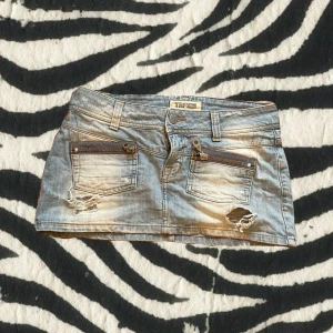 Lågmidjad hålig jeanskjol - Skick: okej, 💋Midja rakt över: 40cm, 💋 Pris går alltid att diskuteras!🫶🏼💯 Checka in våra andra annonser!🍸💋