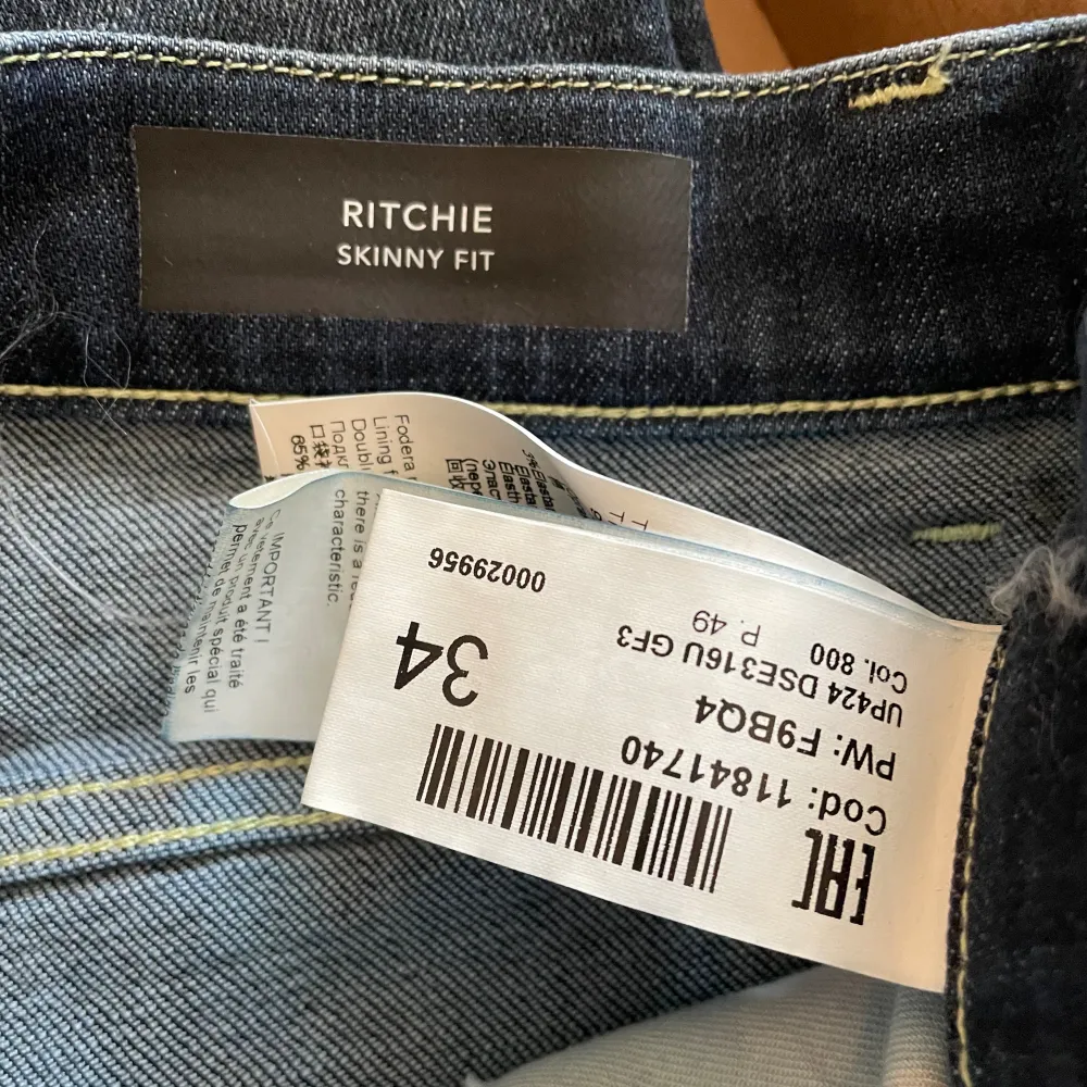 Säljer nu dessa fräscha nya dondupsen, aldrig använda anledning för att de är för små för mig, är storlek 34 men passar även 33. Skick 10/10. Jeans & Byxor.