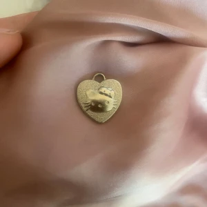 berlock - hello kitty berlock i nån metal 🙌🏼🤘🏼