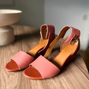 Cholé wedge sandal, strl 38. Nyskick för halva priset  - Storlek: 38 Inköpta i Dubai på Saks Fith Evenue för 2235 AED (ca 6000kr), se prislapp.  Skorna är i nyskick och har endast testets på några gånger   Orginalförpakning finns ej kvar!