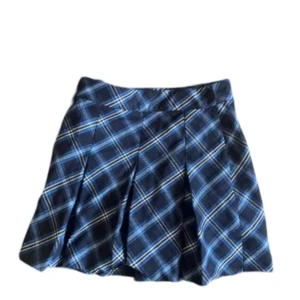 Kjol - En kjol jag köpte på hm för 2 år sen. Knappt använd o ser helt ny ut.