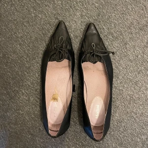 Vintage kitten flats - Snygga ballerina flats med en söt rosett och fina detaljer vid hälen.  Läder är i väldigt bra skick, fläckar i innersula