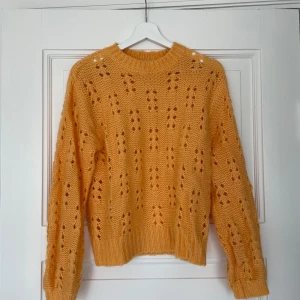 Stickad tröja från Nelly - Säljer denna fina stickade tröja från Nelly, mycket sparsamt använd!