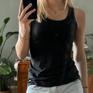 Svart träningdlinne  - Basic svart träningslinne från newbody med hål i ryggen. Väldigt bra skick och skönt material. Stretchy. Kontakta vid intresse🤍