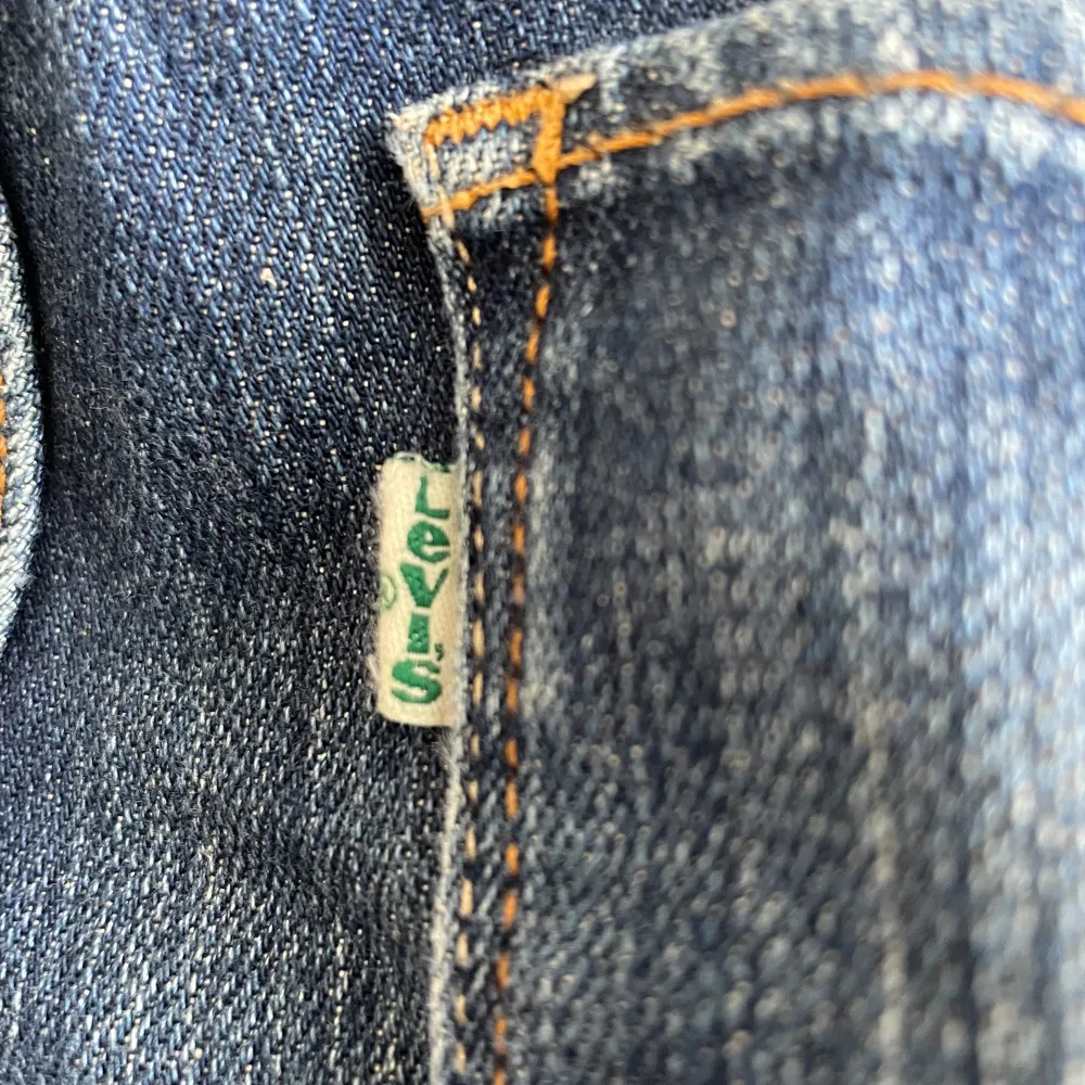 Ovanliga jeans som tyvärr inte sitter något vidare på mig själv;( hyfsat skick med slitningar på vissa sömmar, speciellt trådarna på bakfickans mönster. Eco jeans såldes utan patch och med grön text på lappen vilket sticker ut från andra Levis jeans.. Jeans & Byxor.