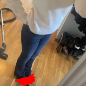 Mörk blåa flare jeans från ONLY - Mörk blåa flared jeans från ONLY i storlek S 32, köpta för 600 kr. Är för tighta på mig som har oftast M är dock perfekt i längden för mig som är 171cm 💗💞