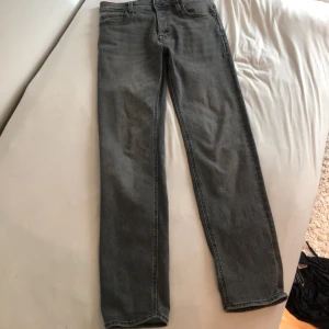 Jack n Jones jeans  - Hej, säljer dessa fina jeans eftersom dom blivit små på mig. 