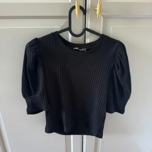 svart topp - en jätte fin svart topp som inte kommer till användning men skit snygg och inga defekter💞💞pris kan diskuteras 