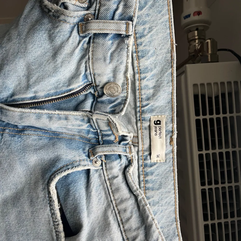 Säljer mina assnygga jeans från Gina med 2 slitningar. De är knappt använda och i superfint skick!💙. Jeans & Byxor.