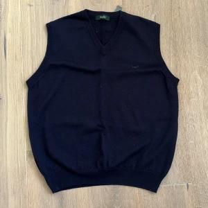 Stickad oversized väst - Jättesnygg stickad väst, i storlek L och sitter snyggt oversized på mig som har xs-s, köpt second hand, i jättefint skick 